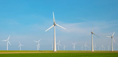 Bulutlu ve mavi gökyüzü olan yel değirmeni parkı, rüzgâr türbini Flevoland Hollanda 'nın deniz manzaralı yel değirmeni parkı. Hollanda 'da yeşil enerji üretimi