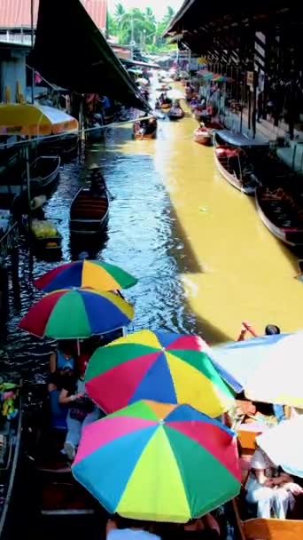 2023年8月 地元の果物や野菜を販売する小さなボートのマーケットストールホルダー タイのダムノエン サドゥアックフローティング マーケット — ストック動画