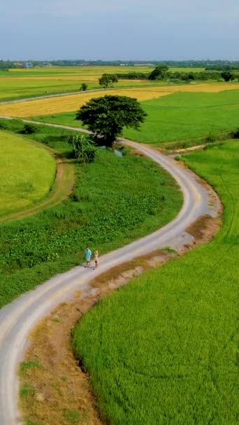 Par Homens Mulheres Férias Tailândia Andando Uma Estrada Rural Sinuosa — Vídeo de Stock
