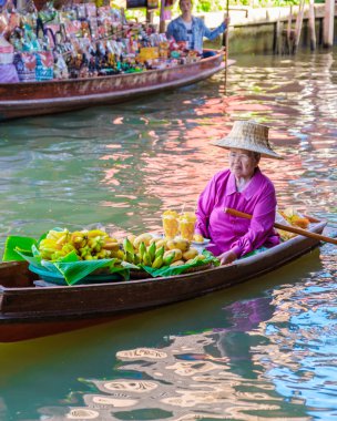 Bangkok Ratchaburi Tayland Ağustos 2023, küçük teknelerde market sahipleri yerel meyve ve sebze satıyor, Damnoen Saduak Yüzen Pazarı, Tayland