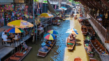 Bangkok Ratchaburi Tayland Ağustos 2023, küçük teknelerde market sahipleri yerel meyve ve sebze satıyor, Damnoen Saduak Yüzen Pazarı, Tayland