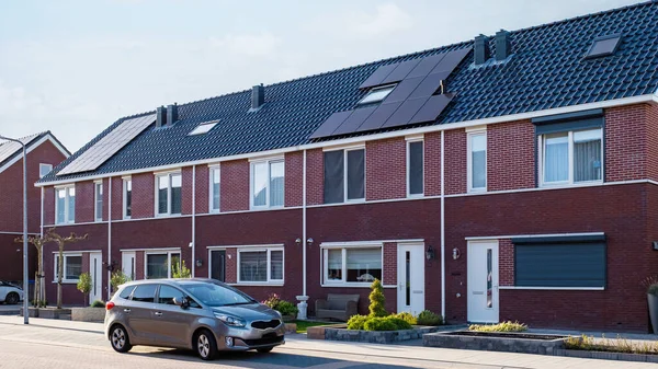 Nowo Wybudowane Domy Panelami Słonecznymi Przymocowanych Dachu — Zdjęcie stockowe