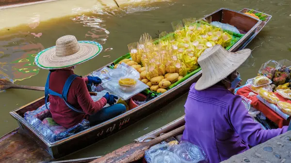2023年8月 在泰国Damnoen Saduak浮动市场出售当地水果和蔬菜的小船上的市场摊贩 — 图库照片