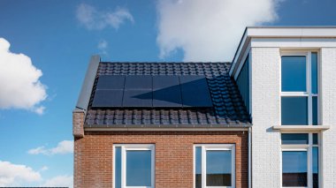 Çatıya güneş panelleri iliştirilmiş yeni evler, çatıdaki güneş fotovoltaik panelleri.