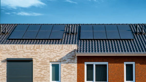 Çatıya Güneş Panelleri Iliştirilmiş Yeni Evler Çatıda Fotovoltaik Paneller — Stok fotoğraf