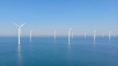 Bulutlu ve mavi gökyüzü olan yel değirmeni parkı, rüzgâr türbini Flevoland Hollanda 'nın deniz manzaralı yel değirmeni parkı. Güneşli bir günde Hollanda 'da Yeşil Enerji üretimi