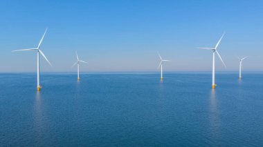 Bulutlu ve mavi gökyüzü olan yel değirmeni parkı, rüzgâr türbini Flevoland Hollanda 'nın deniz manzaralı yel değirmeni parkı. Hollanda 'da yeşil enerji üretimi