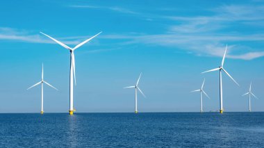 Bulutlu ve mavi gökyüzü olan yel değirmeni parkı, rüzgâr türbini Flevoland Hollanda 'nın deniz manzaralı yel değirmeni parkı. Yeşil Enerji kavramı