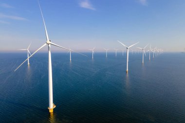 Bulutlu ve mavi gökyüzü olan yel değirmeni parkı