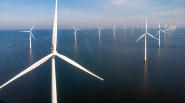 Rüzgâr türbini Flevoland Hollanda ile okyanus manzaralı yel değirmeni parkı Ijsselmeer. Hollanda 'da Yeşil Enerji üretimi