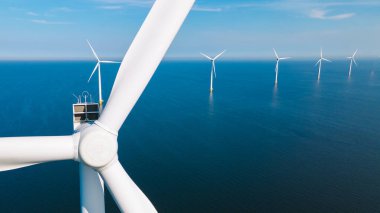 Rüzgâr değirmeni türbinleri mavi gökyüzü, yel değirmeni parkı okyanus manzarası rüzgar türbini Flevoland Hollanda Ijsselmeer ile. Hollanda 'da Yeşil Enerji üretimi