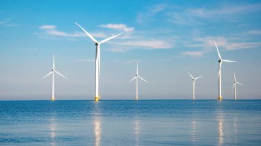 Okyanustaki yel değirmeni parkı, yeşil enerji üreten yel değirmeni türbinlerinin insansız hava görüntüsü, Hollanda 'da denizde izole edilmiş yel değirmenleri.