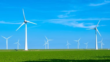 Okyanus Westermeerwind Parkı 'ndaki yel değirmeni çiftliği. Hollanda Flevoland Noordoostpolder' ın güzel ve aydınlık bir gününde denizde izole edilmiş yel değirmenleri. Kocaman yel değirmeni türbinleri