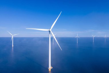 Okyanus Rüzgârı Çiftliği. Okyanustaki yel değirmeni çiftliği. Denizdeki açık deniz rüzgar türbinleri. Hava görüşünden rüzgar türbini