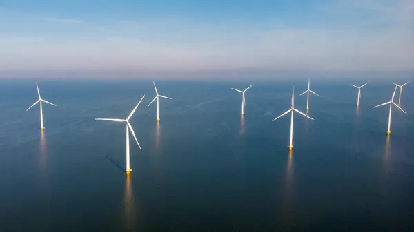风车公园有云和蓝天 风车涡轮机在海洋空中看与风力涡轮机Flevoland荷兰Ijsselmeer 荷兰的绿色能源生产 — 图库照片