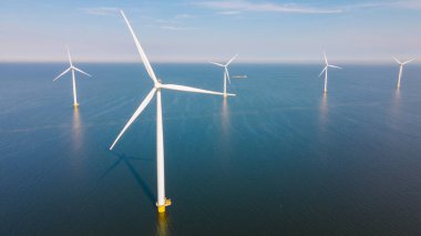 Bulutlu ve mavi gökyüzü olan yel değirmeni parkı, rüzgâr türbini Flevoland Hollanda 'nın deniz manzaralı yel değirmeni parkı. Hollanda 'da yeşil enerji üretimi