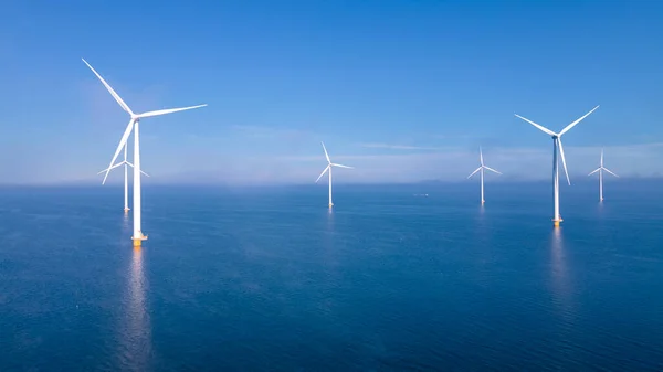 风车公园有云彩和蓝天 风车公园在海洋鸟瞰与风力涡轮机Flevoland荷兰Ijsselmeer 荷兰的绿色能源生产 — 图库照片