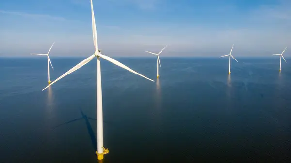 ウィンドミル公園 雲と青空 風力タービンFlevolandオランダのオランダの風力タービンビューの風車公園 オランダにおけるグリーンエネルギー生産 — ストック写真