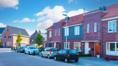 Modern aile evleri olan Hollanda Suburban bölgesi, Hollanda 'da yeni inşa edilmiş modern aile evleri, Hollanda' da Hollandalı aile evi, modern evlerle yeni inşa edilmiş sokak