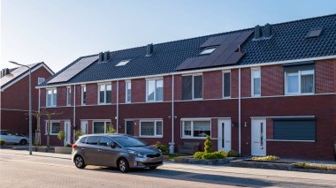 Modern aile evleri olan Hollanda Suburban bölgesi, üst üste modern evler inşa edildi