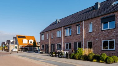 Modern aile evleri olan Hollanda Suburban bölgesi, Hollanda 'daki Aileler için Teraslı Emlak