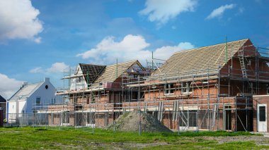 Modern aile evleri olan Hollanda Suburban bölgesi, Hollanda 'da yeni inşa edilmiş modern aile evleri, yeni bir mahallede inşaat alanı, Hollanda' da inşaat sahası
