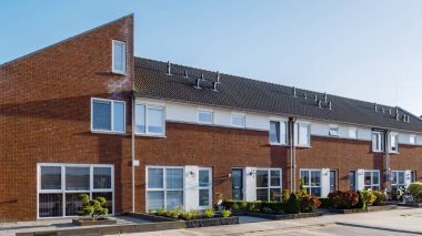 Modern aile evleri olan Hollanda Suburban bölgesi, Hollanda 'da yeni inşa edilmiş modern aile evleri, Hollanda' da aile evi, aile dostu modern banliyö mahallesinde yeni inşa edilmiş evler.
