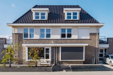 Modern aile evleri olan Hollanda Suburban bölgesi, Hollanda 'da yeni inşa edilmiş modern aile evleri, Hollanda' da aile evleri, aile dostu banliyö mahallesinde modern evler. 