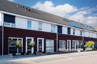 Modern aile evleri olan Hollanda Suburban bölgesi, Hollanda 'da yeni inşa edilen modern aile evleri, Hollanda' da Hollandalı aile evi, çağdaş mahallede modern evler sırası. 