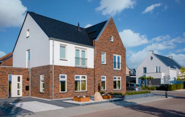 Modern aile evleri olan Hollanda Suburban bölgesi, Hollanda 'da yeni inşa edilen modern aile evleri, Hollanda' da Hollandalı aile evi, çağdaş mahallede modern evler sırası. 