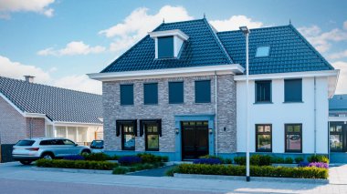 Modern aile evleri olan Hollanda Suburban bölgesi, Hollanda 'da yeni inşa edilmiş modern aile evleri, Hollanda' da Hollanda 'da bir aile evi, kentsel banliyöde modern aile evleri olan bir sokak. 