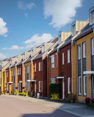 Modern aile evleri olan Hollanda Suburban bölgesi, Hollanda 'da yeni inşa edilen modern aile evleri, Hollanda' da Hollandalı aile evi, çağdaş mahallede modern evler sırası. 