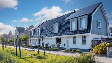 Modern aile evleri olan Hollanda Suburban bölgesi, Hollanda 'da yeni inşa edilmiş modern aile evleri, Hollanda' da Hollanda 'da bir aile evi, kentsel banliyöde modern aile evleri olan bir sokak. 