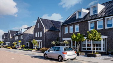 Modern aile evleri olan Hollanda Suburban bölgesi, Hollanda 'da yeni inşa edilmiş modern aile evleri, Hollanda' da Hollandalı aile evi, modern evlerle yeni inşa edilmiş sokak