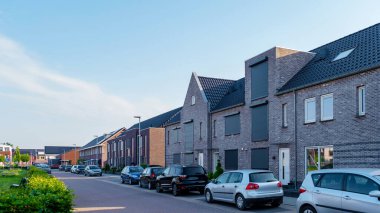Modern aile evleri olan Hollanda Suburban bölgesi, Hollanda 'da yeni inşa edilmiş modern aile evleri, Hollanda' da Hollandalı aile evleri, Hollanda harap olmuş evler.