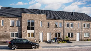 Modern aile evleri olan Hollanda Suburban bölgesi, Hollanda 'da yeni inşa edilmiş modern aile evleri, Hollanda' da Hollandalı aile evleri, Hollanda harap olmuş evler.