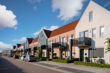 Modern aile evleri olan Hollanda Suburban bölgesi, Hollanda 'da yeni inşa edilmiş modern aile evleri, güzel ve rahat bir mahalle. Urk Flevoland 'ın varoşlarındaki boş sokaktaki bazı evler