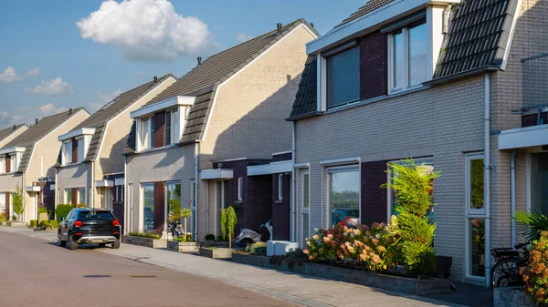 Zona Suburbana Holandesa Con Casas Familiares Modernas Casas Ladrillo Modernas — Foto de Stock
