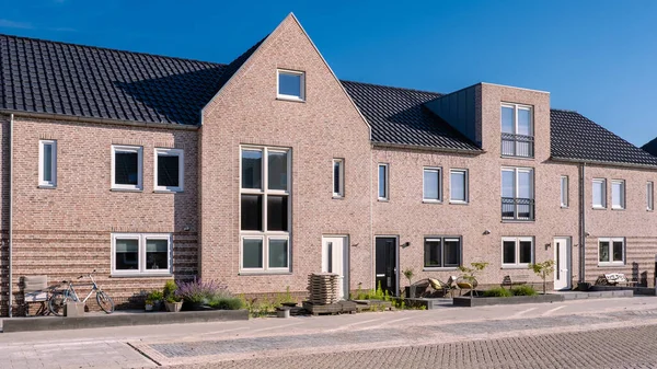 Nizozemská Příměstská Oblast Moderními Rodinnými Domy Moderní Cihlové Domy Rodinném — Stock fotografie
