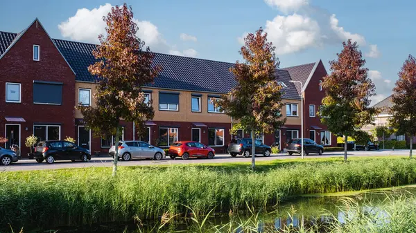 Nederlands Suburbane Gebied Met Moderne Woonhuizen Moderne Bakstenen Huizen Een — Stockfoto
