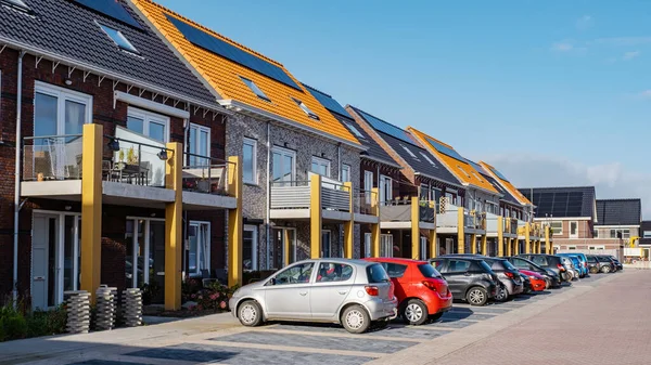 近代的な家族の家を持つオランダの郊外エリア 新しいオランダに近代的な家族の家を建てます オランダのオランダのオランダのオランダのオランダの家 街の近代的な家族の家が付いているストリート — ストック写真