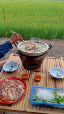 Tayland 'da bir çiftlikteki yeşil pirinç tarlalarına bakan Tayland' lı bbq, Tayland 'lı kadınlar, pirinç tarlalarındaki bir bambu kulübesindeki yeşil pirinç tarlaları.