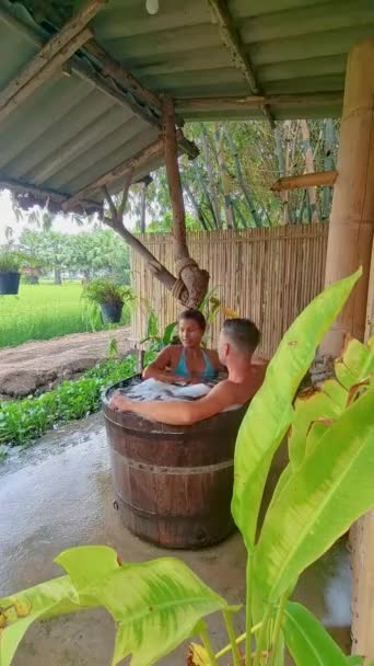 Pareja Hombres Mujeres Una Bañera Madera Una Cabaña Bambú Granja — Vídeos de Stock