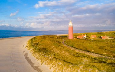 Teksas deniz feneri gün batımında Hollanda Hollanda adasında yazın Wadden Adası 'nda kum tepecikleriyle