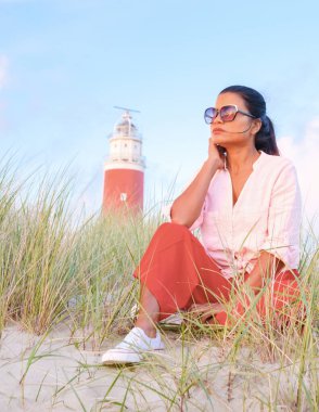 Günbatımında Teksaslı deniz feneri Hollanda Hollanda Hollanda Hollanda Hollanda Hollanda Hollanda Hollanda 'da, Asyalı kadın Hollanda' da tatil yaparken deniz fenerini ziyaret ediyor.