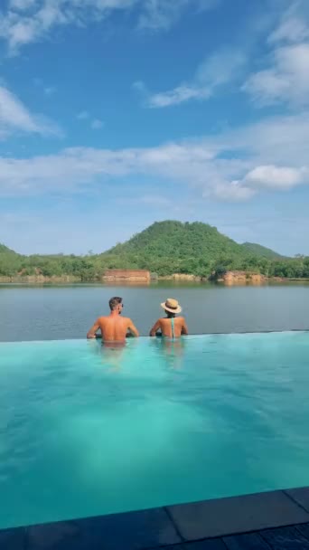 Pár Okraji Bazénu Dovolené Thajsku Výhledem Jezero Zelené Hory Středním — Stock video