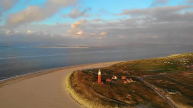 Teksas deniz fenerindeki İHA hava görüntüsü gün batımında Hollanda Hollanda adasında yaz aylarında Wadden Adası 'nda kum tepecikleriyle