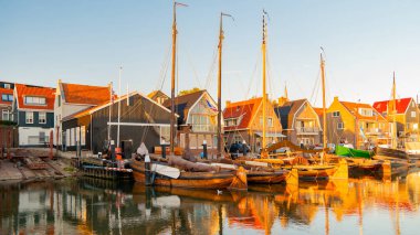 Urk Flevoland Hollanda 'da Urk Holland limanında gün batımı. Geleneksel Balıkçı Köyü Urk. Akşam boyunca güzel bir gün batımı