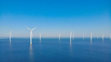 Bulutlu ve mavi gökyüzü olan yel değirmeni parkı, rüzgâr türbini Flevoland Hollanda 'nın deniz manzaralı yel değirmeni parkı. Yeşil enerji 