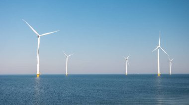 Bulutlu yel değirmeni parkı, okyanus manzaralı rüzgar türbini Flevoland Hollanda Ijsselmeer ile birlikte yel değirmeni parkı. Yeşil enerji 